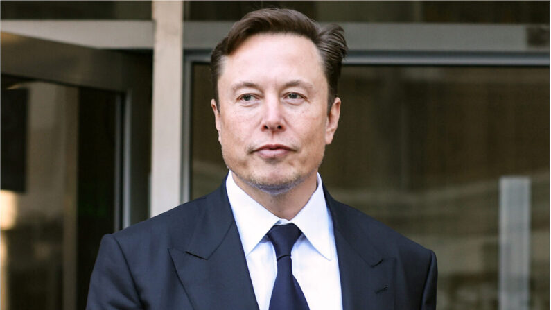 O CEO da Tesla, Elon Musk, deixa o Phillip Burton Federal Building em San Francisco em 24 de janeiro de 2023. (Justin Sullivan/Getty Images)
