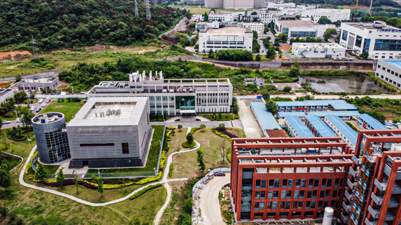 Esta vista aérea mostra o laboratório P4 (E) no campus do Instituto de Virologia de Wuhan em Wuhan, na província central de Hubei, na China, em 13 de maio de 2020 (Foto de HECTOR RETAMAL/AFP via Getty Images)