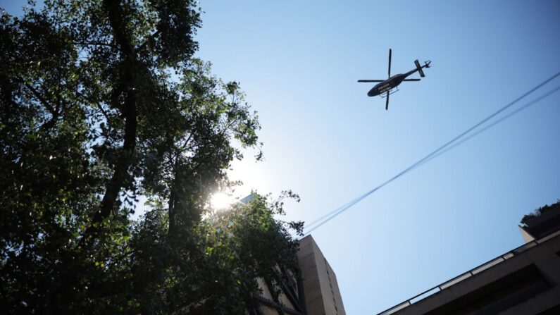 Um helicóptero da polícia sobrevoa a Cidade do México, em 19 de abril de 2023. (Hector Vivas/Getty Images)
