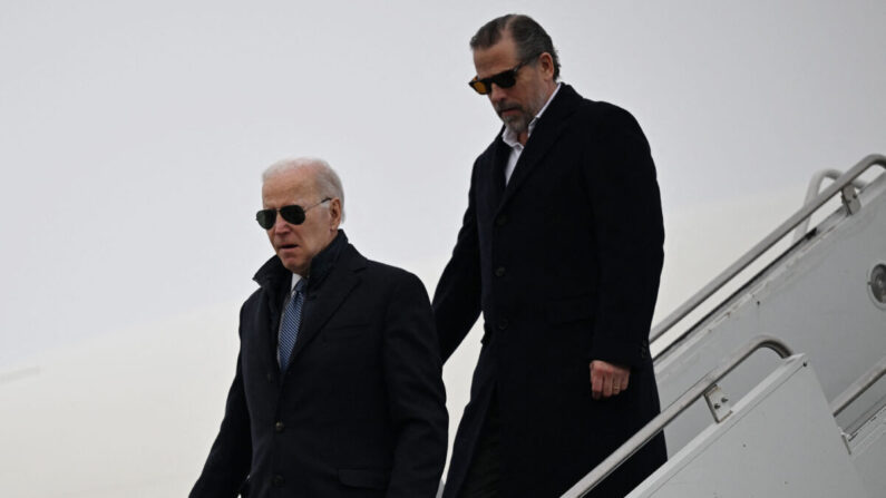 O presidente Joe Biden e seu filho Hunter Biden chegam à Base da Guarda Nacional Aérea de Hancock Field em Syracuse, Nova York, em 4 de fevereiro de 2023. (Andrew Caballero-Reynolds/AFP via Getty Images)