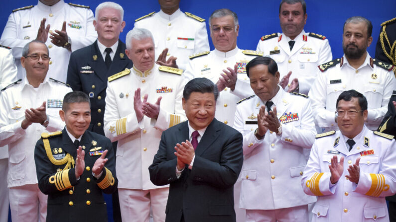 O líder do Partido Comunista Chinês, Xi Jinping (frente, centro), e autoridades navais chinesas e estrangeiras aplaudem após uma foto de grupo durante um evento para comemorar o 70º aniversário da Marinha do Exército de Libertação do Povo Chinês (PLA) em Qingdao, na província de Shandong, leste da China, em abril 23 de janeiro de 2019. (Mark Schiefelbein/AFP via Getty Images)