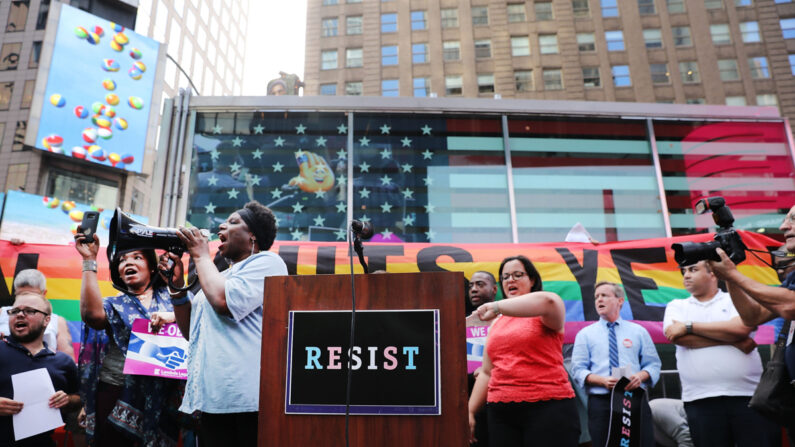 Tanya Walker, veterana do Exército Transgênero, fala com manifestantes chateados com a proibição restabelecida de membros do serviço transgênero nas forças armadas dos EUA perto de um centro de recrutamento militar na Times Square em Nova Iorque em 26 de julho de 2017. (Spencer Platt/Getty Images)