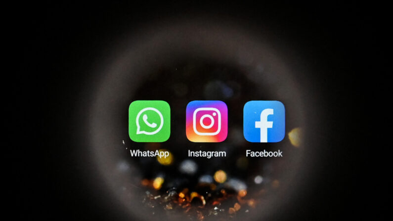 Os logotipos do Facebook, WhatsApp e Instagram são vistos na tela de um smartphone em Moscou em 5 de outubro de 2021. (Kirill Kudryavtsev/AFP via Getty Images)