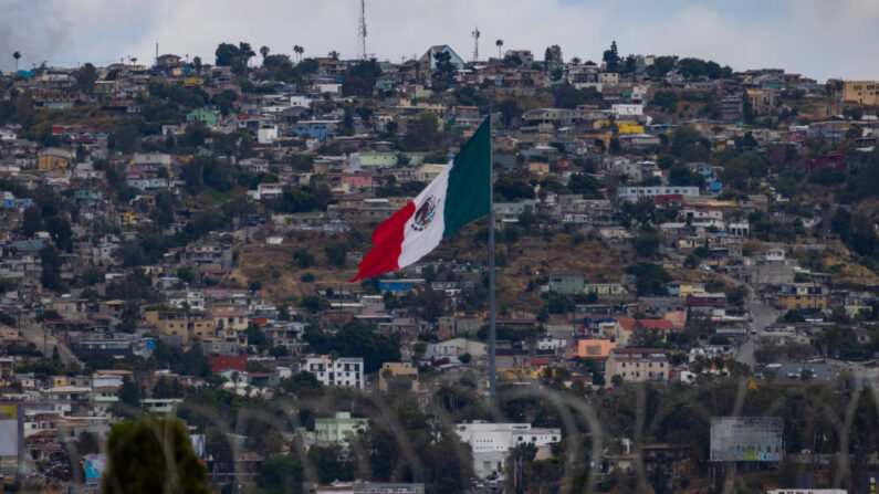 Tijuana, México vista através do muro da fronteira dos EUA perto de San Diego, Califórnia, em 31 de maio de 2023. (John Fredricks/The Epoch Times)
