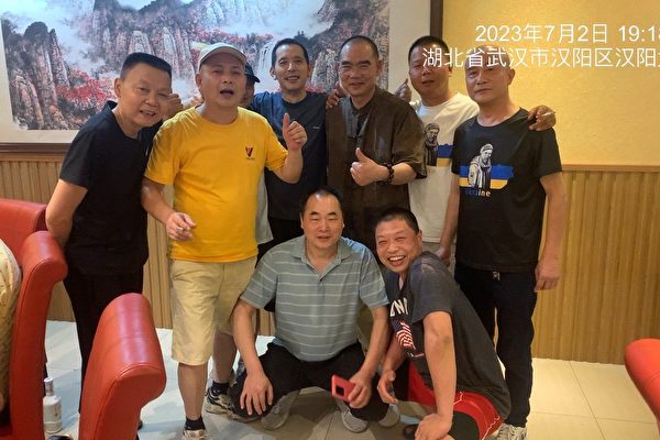 Fang Bin (atrás, quarto da direita para a esquerda) e amigos se reúnem para uma refeição em 2 de julho de 2023. (Cortesia da fonte)
