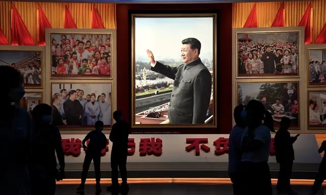 Pessoas diante de imagens do ditador chinês Xi Jinping no Museu do Partido Comunista da China em Pequim em 4 de setembro de 2022. (Foto de Noel Celis / AFP) (Foto de NOEL CELIS / AFP via Getty Images)