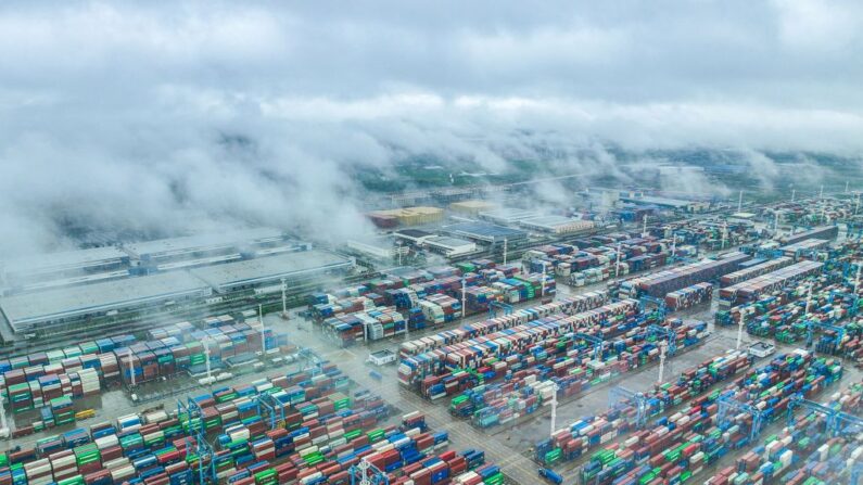 Contêineres empilhados no porto de Zhoushan em Ningbo, na província de Zhejiang, leste da China, em 19 de abril de 2023. (STR/AFP via Getty Images)