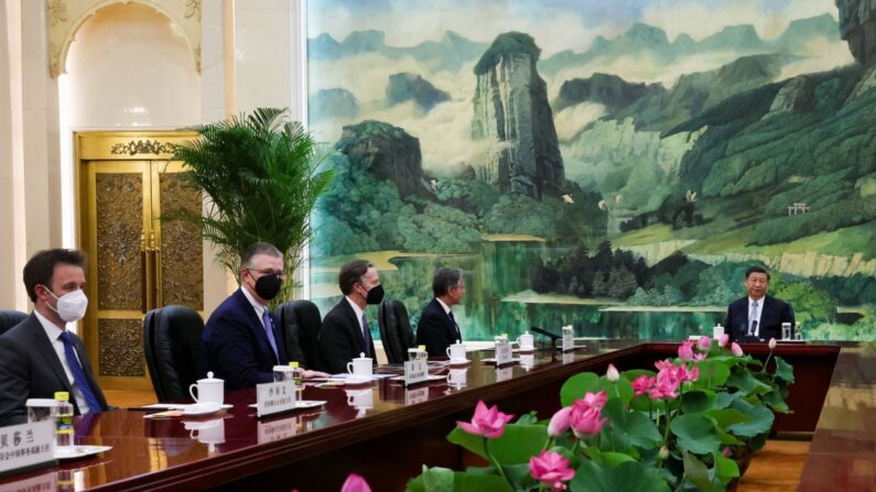 O secretário de Estado dos EUA, Antony Blinken (4º à esquerda) participa de uma reunião com o líder chinês Xi Jinping (à direita) no Grande Salão do Povo em Pequim, China, em 19 de junho de 2023. (LEAH MILLIS/POOL/AFP via Getty Images)