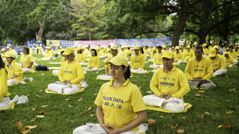 Os adeptos do Falun Gong realizam o quinto exercício da prática meditativa no Queen's Park em Toronto, Ontário, em 15 de julho de 2023. Centenas de praticantes do Falun Gong participaram de uma manifestação e um desfile no centro da cidade, pedindo ao regime chinês que pare a perseguição contínua contra a prática espiritual. (Evan Ning/Epoch Times)