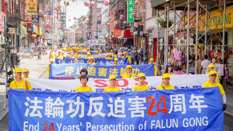 Praticantes do Falun Gong participam de um desfile para relembrar os 24 anos de perseguição à disciplina espiritual na China, em Chinatown de Nova Iorque, em 15 de julho de 2023 (Mark Zou/The Epoch Times)
