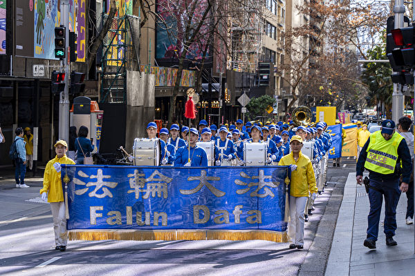 Praticantes do Falun Gong participam de desfile do 24º aniversário da perseguição à prática espiritual na China, em Sydney, em 14 de julho de 2023. (Wade Zhong/The Epoch Times)