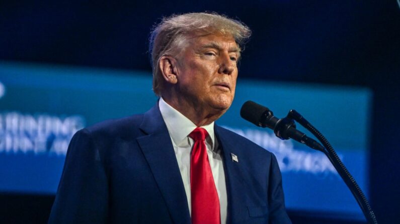 O ex-presidente e candidato à presidência em 2024, Donald Trump, discursa na conferência Turning Point Action USA em West Palm Beach, Flórida, em 15 de julho de 2023. (Giorgio Viera/AFP via Getty Images)