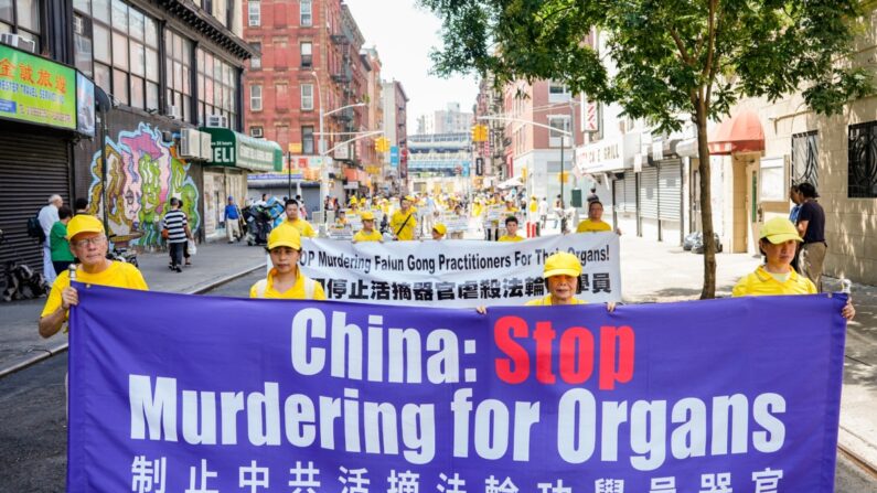 Adeptos do Falun Gong participam de uma marcha para comemorar o 24º aniversário da perseguição à disciplina espiritual na China, na Chinatown de Nova Iorque, em 15 de julho de 2023. (Samira Bouaou/The Epoch Times)