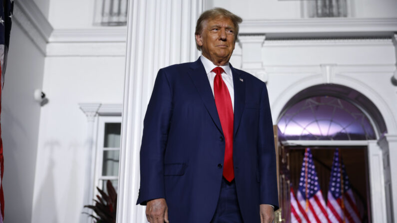 O ex-presidente dos EUA, Donald Trump, se prepara para falar no Trump National Golf Club em Bedminster, NJ, em 13 de junho de 2023. (Chip Somodevilla/Getty Images)