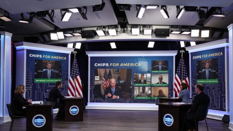 O presidente dos EUA, Joe Biden, participa virtualmente de uma reunião sobre a Lei de Criação de Incentivos Úteis para a Produção de Semicondutores (CHIPS) para a América, no South Court Auditorium da Casa Branca em Washington em 25 de julho de 2022. (Anna Moneymaker/Getty Images)