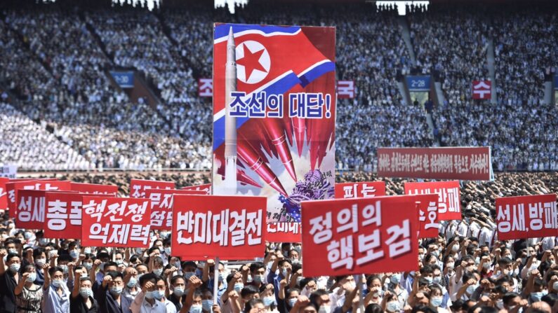 Moradores de Pyongyang em uma manifestação em massa para marcar o 73º aniversário da Guerra da Coréia no Mayday Stadium em Pyongyang, Coreia do Norte, em 25 de junho de 2023. (Kim Won Jin/AFP via Getty Images)