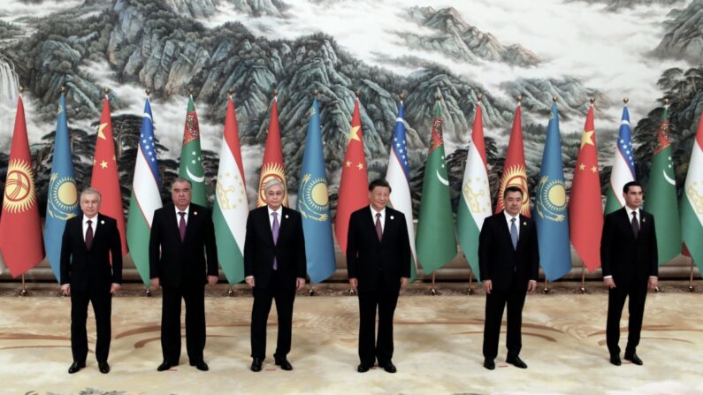 O líder chinês Xi Jinping, o presidente do Cazaquistão Kassym-Jomart Tokayev, o presidente do Quirguistão Sadyr Japarov, o presidente do Tadjiquistão Emomali Rahmon, o presidente do Turcomenistão Serdar Berdymukhamedov e o presidente do Uzbequistão Shavkat Mirziyoyev posam para uma foto de grupo durante a Cúpula China-Ásia Central em Xian, no norte da China Província de Shaanxi, em 19 de maio de 2023. (Florence Lo/Pool/AFP via Getty Images)
