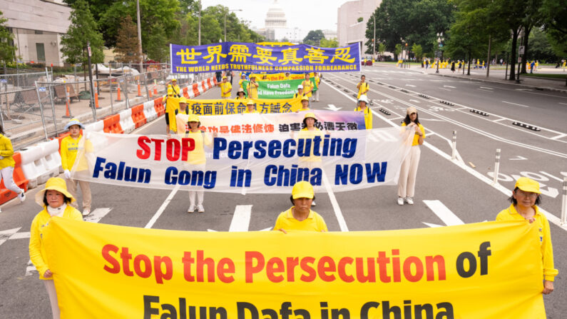 Adeptos do Falun Gong participam de uma marcha para marcar o 24º ano da perseguição à disciplina espiritual na China pelo Partido Comunista Chinês no National Mall em Washington em 20 de julho de 2023. (Larry Dye/The Epoch Times)