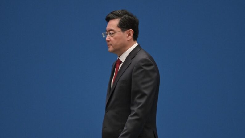 Qin Gang, conselheiro de estado e ministro das Relações Exteriores da China, sai do palco após fazer um discurso durante a cerimônia de abertura do Fórum Lanting em Xangai em 21 de abril de 2023. (Hector Retamal/AFP via Getty Images)