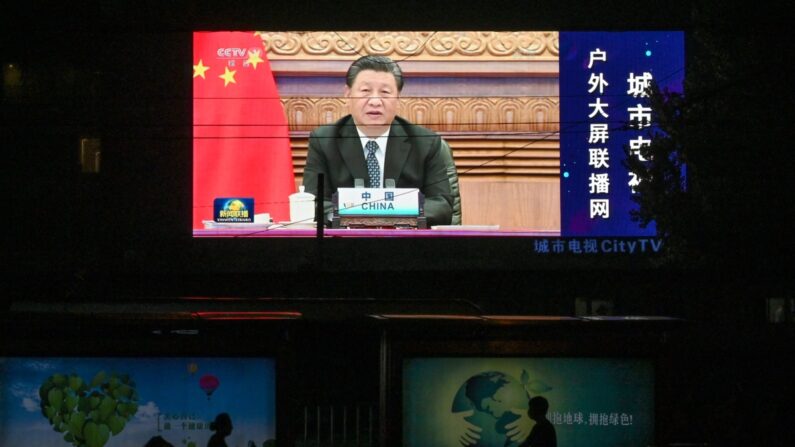 Uma tela grande mostra um programa de notícias com o líder chinês Xi Jinping falando por vídeo na abertura da Cúpula virtual do BRICS organizada pela Índia, em uma rua de Pequim em 10 de setembro de 2021. (Greg Baker/AFP via Getty Images)