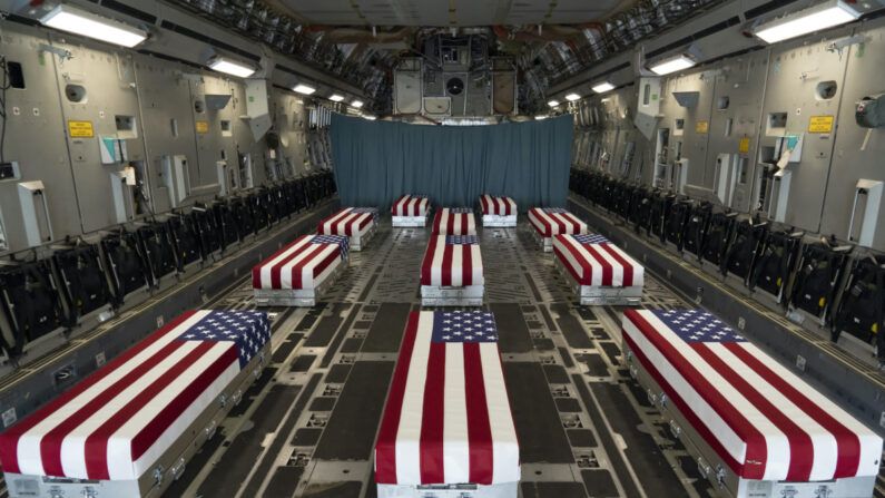 Caixas de transferência cobertas com bandeiras preenchem o interior de um C-17 Globemaster II em 29 de agosto de 2021, antes de uma transferência digna na Base Aérea de Dover, Delaware. Os militares caídos morreram enquanto apoiavam operações não-combatentes em Cabul. (Foto da Força Aérea dos EUA por Jason Minto)
