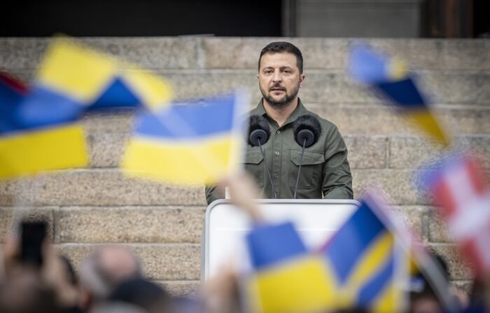 O presidente ucraniano, Volodymyr Zelensky, discursa diante do Parlamento dinamarquês em Copenhague, Dinamarca, em 21 de agosto de 2023. (EFE/EPA/Mads Claus Rasmussen DINAMARCA)
