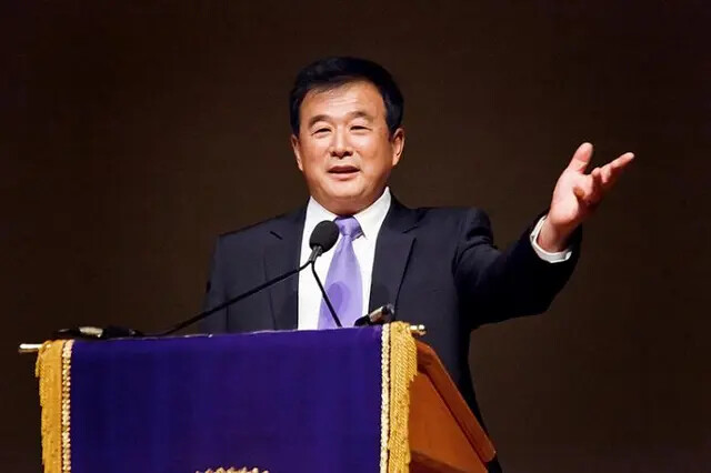 O Sr. Li Hongzhi gesticula para a multidão em uma conferência de compartilhamento de experiências do Falun Dafa realizada em Washington em 25 de julho de 2010. (Mark Zou/The Epoch Times)