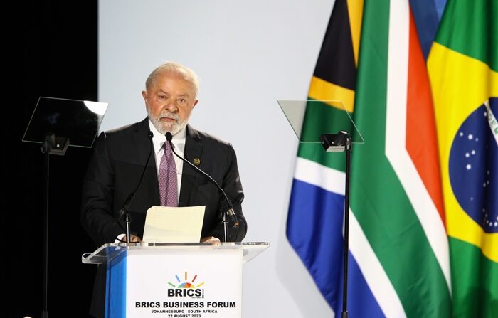 Presidente do Brasil Luiz Inácio Lula da Silva discursa durante a 15ª Cúpula do BRICS, em Joanesburgo, África do Sul, 22 de agosto de 2023 (EFE/EPA/KIM LUDBROOK)