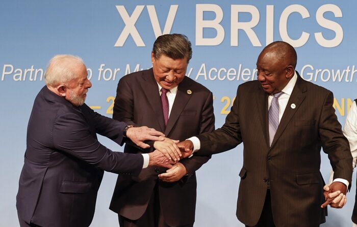 O presidente brasileiro, Luiz Inácio Lula da Silva, encontra-se com o ditador chinês Xi Jinping (c) e com o presidente sul-africano Cyril Ramaphosa durante a cúpula do BRICS em Joanesburgo. (EFE/EPA/Gianluigi Guercia/POOL)