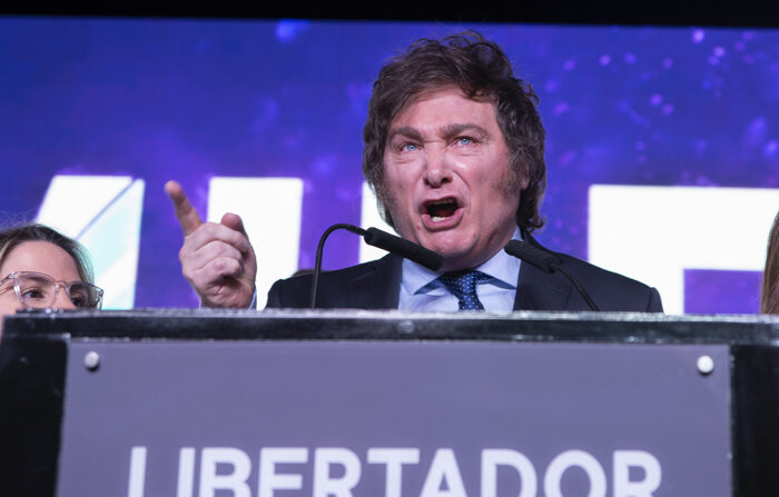 O economista ultraliberal Javier Milei fala durante comício após saber dos resultados das primárias, em Buenos Aires, Argentina (EFE/Gala Abramovich)