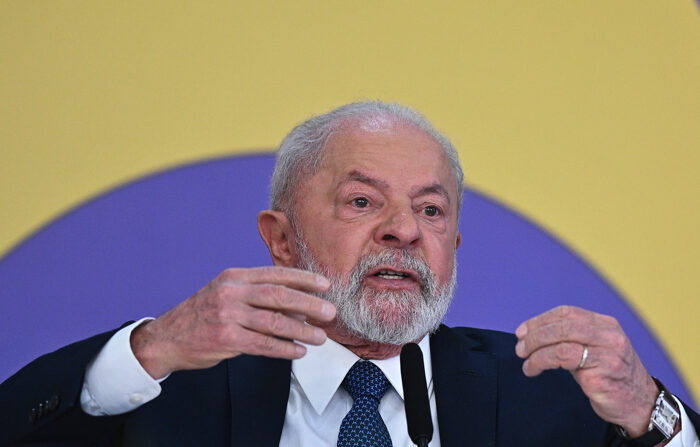 O presidente do Brasil, Luiz Inácio Lula da Silva, fala durante coletiva de imprensa com correspondentes estrangeiros hoje (02), no Palácio do Planalto, em Brasília (EFE/Andre Borges)