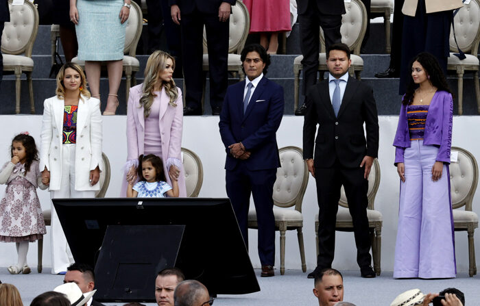 Nicolás Petro Burgos, filho do presidente Gustavo Petro (3-e) com sua ex-esposa Day Vásquez (2-e) na cerimônia de posse do presidente Gustavo Petro, em foto de arquivo (EFE/Mauricio Dueñas Castañeda)