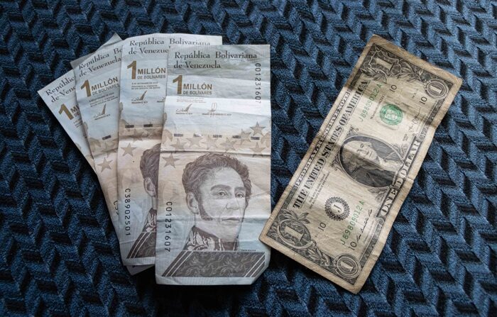 Fotografia mostrando quatro notas de um milhão de bolívares junto com o equivalente a um dólar, em uma fotografia de arquivo (EFE/ Ronald Peña)