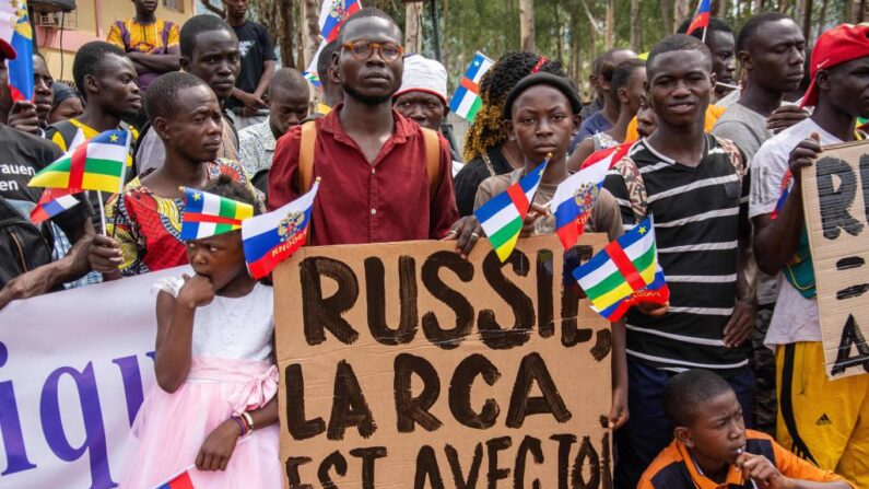 Segurando cartazes com slogans pró-russos, manifestantes se reúnem em Bangui em 5 de março de 2022 durante uma manifestação em apoio à Rússia. - Centenas de pessoas participaram sábado em Bangui, capital da República Centro-Africana, em uma manifestação de apoio à ofensiva da Rússia contra a Ucrânia (Foto: CAROL VALADE/AFP via Getty Images)