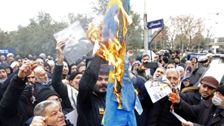 Exemplar do Alcorão é queimado em frente à embaixada do Irã na Suécia