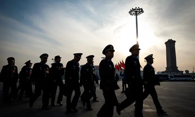 Delegados militares chineses chegam ao Grande Salão do Povo antes da terceira sessão plenária da legislatura do carimbo da China, o Congresso Nacional do Povo (CNP), em Pequim, em 12 de março de 2015 (Lintao Zhang/Getty Images)