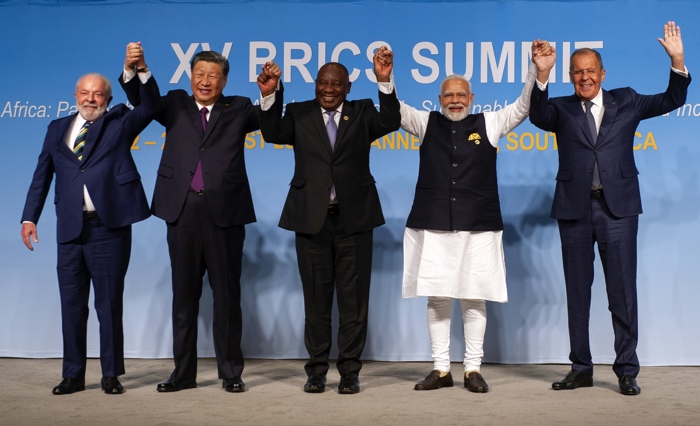 (E-D) O presidente do Brasil, Luiz Inácio Lula da Silva, o dictador da China, Xi Jinping, o presidente sul-africano, Cyril Ramaphosa, o primeiro-ministro indiano, Narendra Modi, e o ministro das Relações Exteriores da Rússia, Sergei Lavrov, posam para uma foto na cúpula dos BRICS em Joanesburgo, África do Sul, 23 de agosto de 2023 (EFE/EPA/ALET PRETORIUS / POOL)