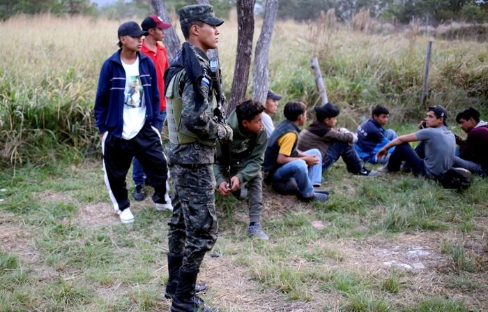 Migrantes hondurenhos são detidos por autoridades desse país. Imagem de arquivo. (EFE/Gustavo Amador)