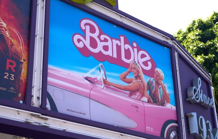 Uma placa anuncia o filme "Barbie" no teatro Los Feliz em Los Angeles, Califórnia, EUA, 08 de agosto de 2023 (EFE/EPA/ALLISON JANTAR)