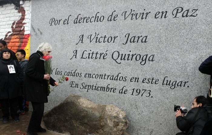 Homenagem a Víctor Jara e Littré Quiroga, em Santiago do Chile, em fotografia de arquivo (EFE/Sebastián Silva)