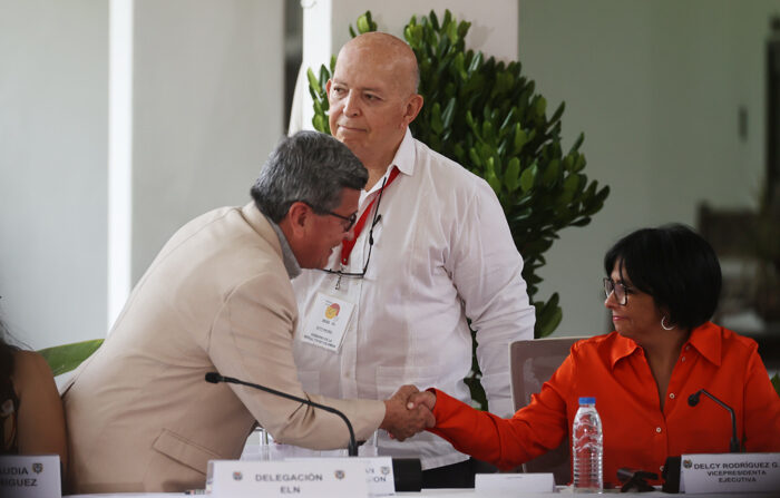 A vice-presidente da Venezuela, Delcy Rodríguez (d), cumprimenta o negociador-chefe do Exército de Libertação Nacional (ELN), Pablo Beltrán (i), juntamente com o chefe da delegação do governo, Otty Patiño (c), durante o início da o quarto ciclo de negociações entre o governo colombiano e o Exército de Libertação Nacional (ELN), em Caracas (Venezuela) em 14 de agosto de 2023 (EFE / Miguel Gutiérrez)