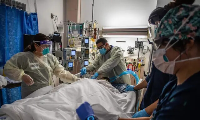 Profissionais de saúde atendem um paciente com COVID-19 na Unidade de Terapia Intensiva Cardiovascular do Centro Médico Providence Cedars-Sinai Tarzana em Tarzana, Califórnia, em 2 de setembro de 2021 (Apu Gomes/AFP via Getty Images)
