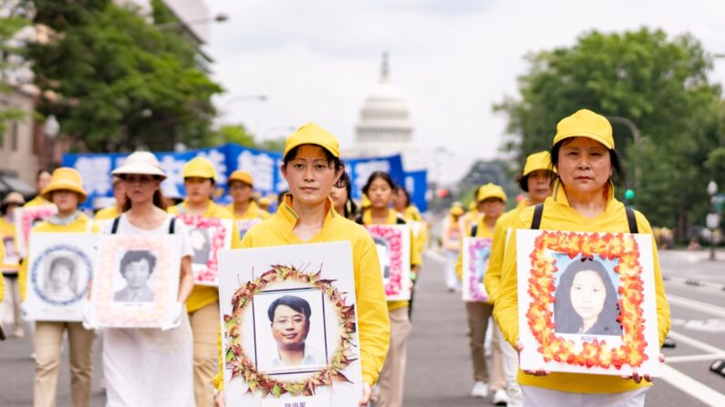 Praticantes do Falun Gong participam de um desfile para marcar o 24º aniversário da perseguição à disciplina espiritual na China pelo Partido Comunista Chinês em Washington em 20 de julho de 2023. (Samira Bouaou/The Epoch Times)