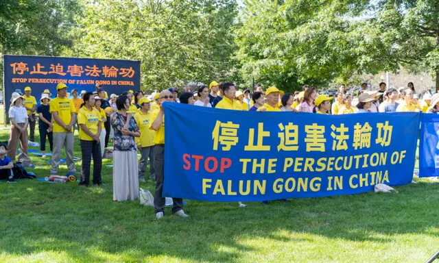 Uma manifestação pedindo o fim da perseguição ao Falun Gong na China em Goshen, Nova Iorque, em 22 de julho de 2023 (Cara Ding/The Epoch Times)

