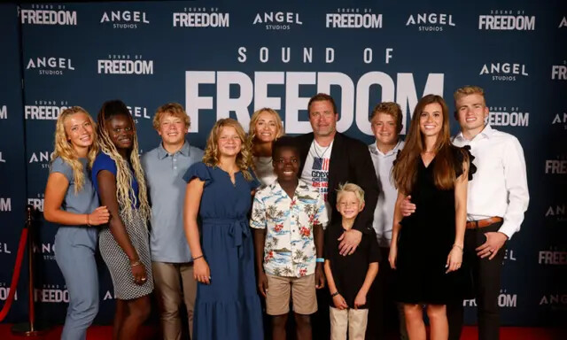 Tim Ballard posa com amigos e familiares durante a estréia de "Sound of Freedom" em Vineyard, Utah, em 28 de junho de 2023. (Fred Hayes/Getty Images para Angel Studios)