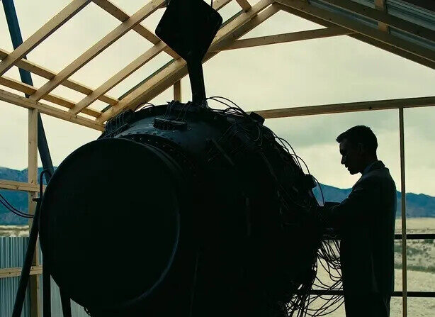 Julius Robert Oppenheimer (Cillian Murphy) inspeciona uma bomba atômica testada em "Oppenheimer". (Universal Pictures)