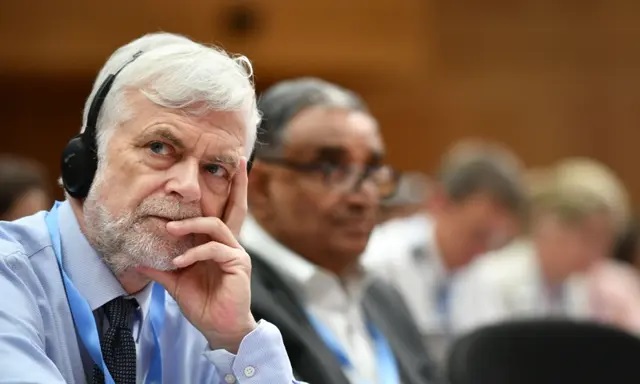 O delegado britânico do Painel Intergovernamental sobre Mudanças Climáticas (IPCC), Jim Skea, observa enquanto participa da reunião de abertura da 50ª sessão do órgão das Nações Unidas para avaliar a ciência relacionada às mudanças climáticas, em Genebra, em 2 de agosto de 2019. (Fabrice Coffrini/AFP via Getty Images)