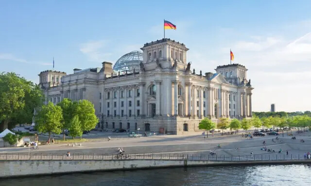 Edifício do Reichstag (governo alemão) e rio Spree em Berlim, Alemanha. (Neirfy/Shutterstock)