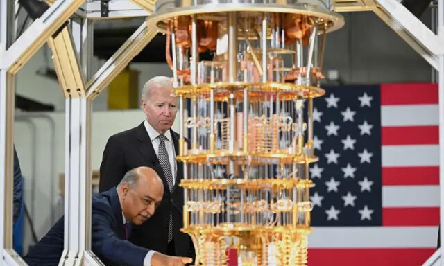 O presidente americano, Joe Biden, ouve o CEO da IBM, Arvind Krishna, enquanto ele visita as instalações da IBM em Poughkeepsie, NY, em 6 de outubro de 2022 (Mandel Ngan/AFP via Getty Images)
