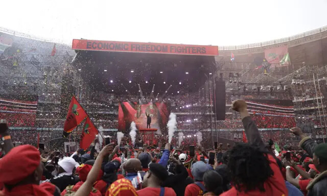 O líder do Economic Freedom Fighters (EFF), Julius Malema (centro), gesticula do palco enquanto comemora o 10º aniversário do partido em Joanesburgo em 29 de julho de 2023 (Guillem Sartorio / AFP via Getty Images)